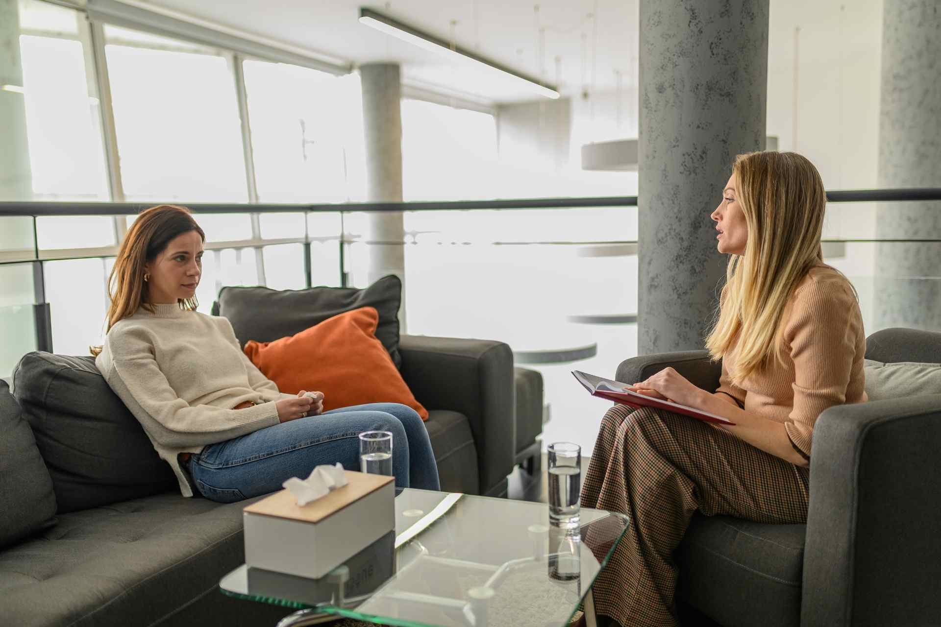 Woman meeting with a therapist during dual diagnosis treatment